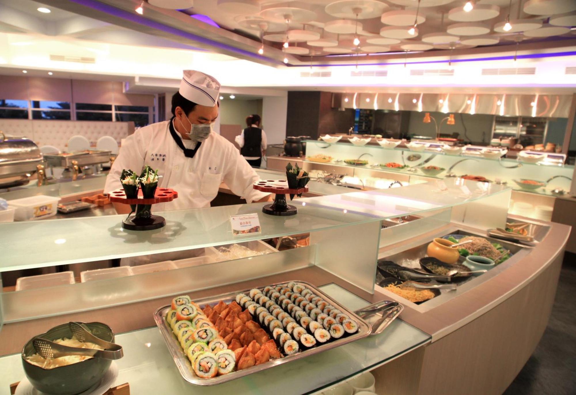 Chateau Beach Resort Kenting Ristorante foto A sushi chef at work