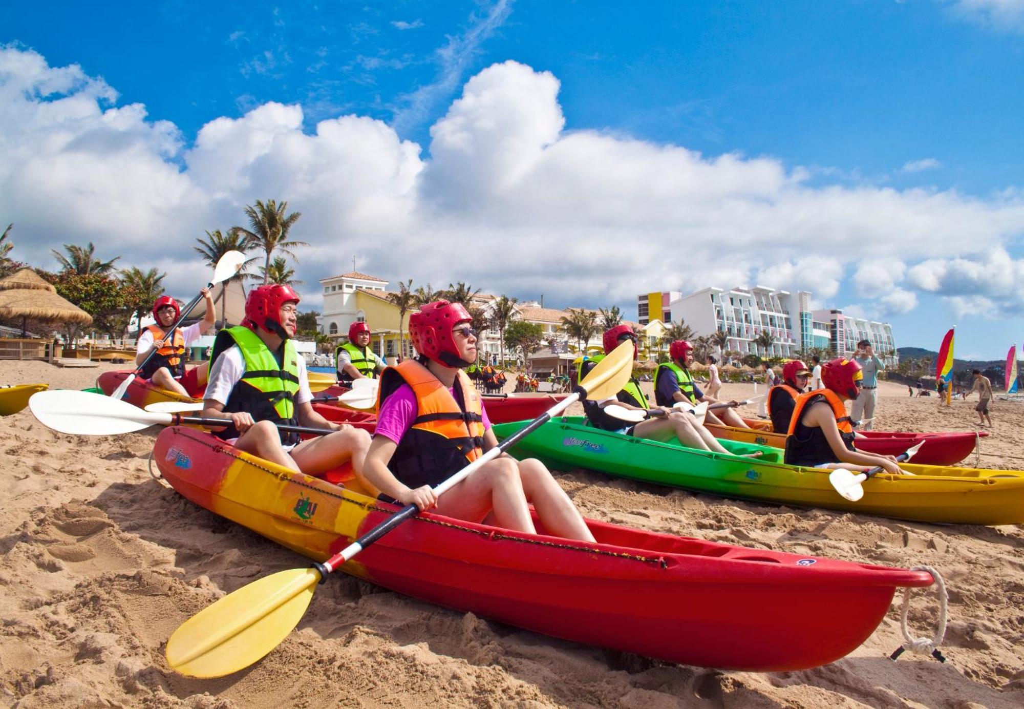 Chateau Beach Resort Kenting Esterno foto Kayaking in Benalmadena, Spain