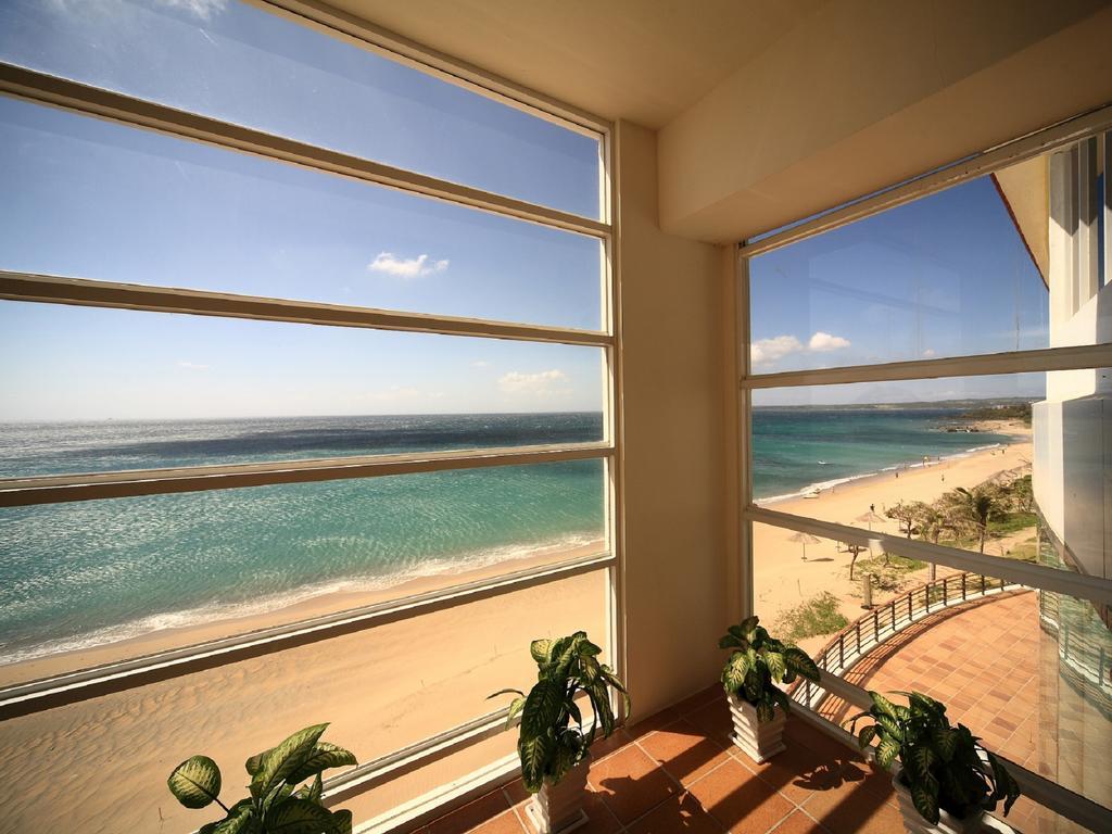 Chateau Beach Resort Kenting Esterno foto A view of the beach from a hotel in La Paloma