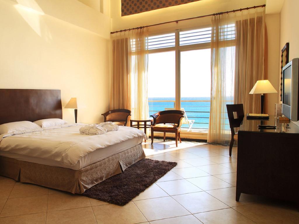 Chateau Beach Resort Kenting Esterno foto A room at the Kempinski Hotel, Muscat